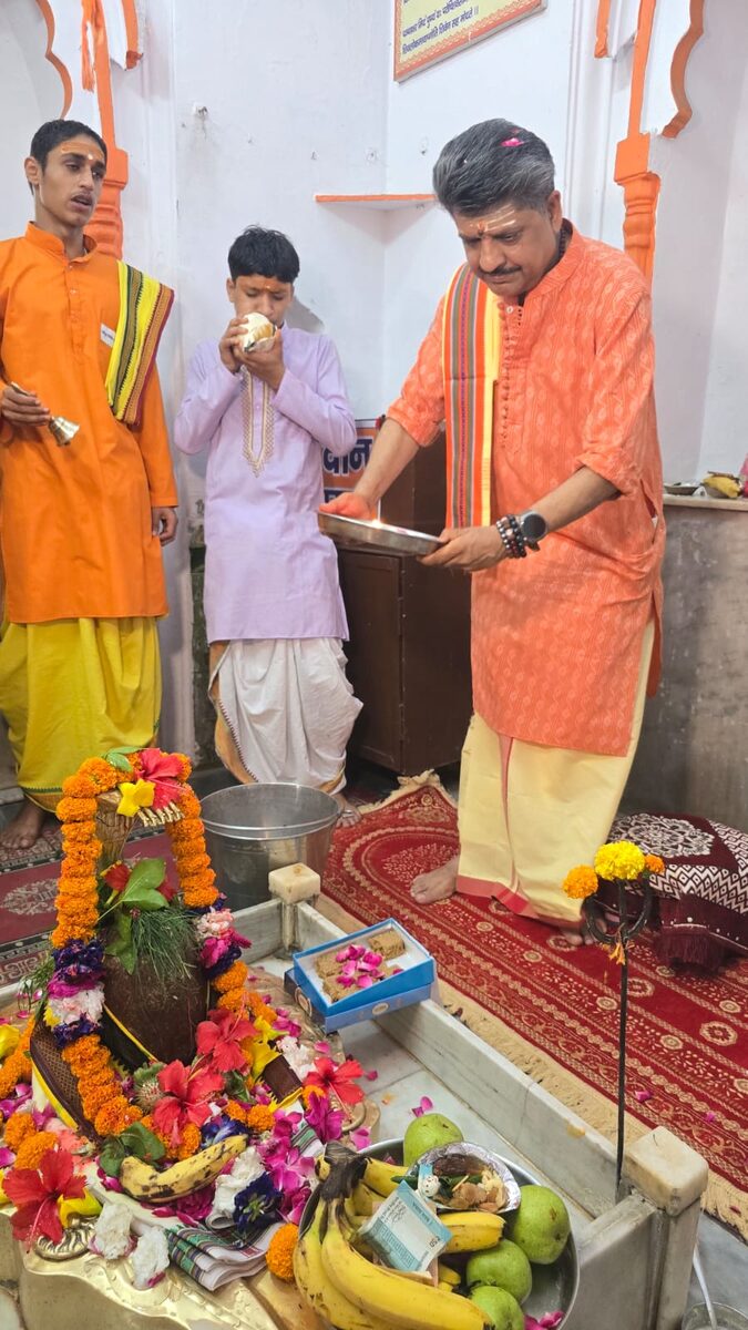 Acharya Rajeev performing abhishek at Haridwar